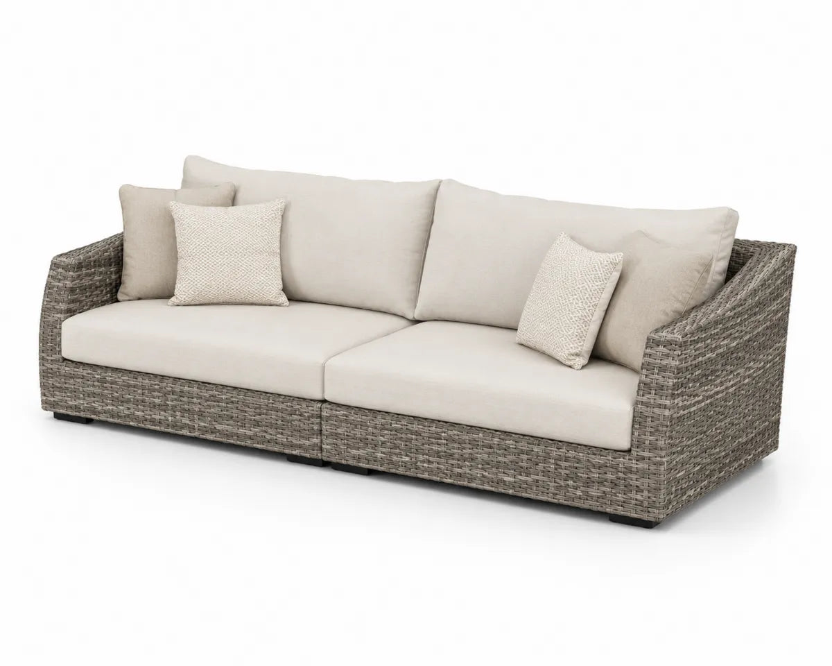 Sofa ogrodowa z technorattanu z kremowymi poduszkami
